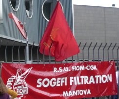 Striscione degli operai della SOGEFI