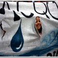 


Si è chiusa la due giorni di Firenze del Forum  per l’acqua pubblica. Nasce l’alleanza con la Fiom, gli studenti, le  altre lotte in campo. Perché vincere il referendum non sarà una  passeggiata










Checchino Antonini


«Anche il lavoro è un bene comune», spiega il leader dei  metalmeccanici Landini ai trecento del popolo dell’Acqua [...]