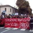 Oggi, venerdì 8 ottobre, un migliaio di studenti e studentesse di Mantova e provincia hanno invaso le strade del capoluogo per protestare contro la riforma Gelmini e la crisi del trasporto pubblico di Apam.
Alla manifestazione organizzata dal collettivo studentesco ‘Aca toro hanno aderito come gruppi organizzati il collettivo studentesco ‘The Fog’ di Suzzara e il [...]