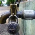 [comunicato del Comitato acqua Mantova ]
Negli ultimi tempi, quello delle “case dell’acqua” risulta tra i temi più discussi. Lasciando ad altri gli approfondimenti di legalità, legittimità amministrativa e politica, vogliamo aggiungere una questione di opportunità, partendo dal significato che per noi ha il termine “pubblico” nella gestione della risorsa idrica.
È bene chiarire che quella erogata [...]
