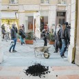 Nel pomeriggio del 13 dicembre, una cinquantina di studenti sono scesi ancora una volta nelle strade, per manifestare il proprio disagio che sta ormai diventando insostenibile.
Obiettivo della giornata: l’amministrazione comunale. Motivi della contestazione: i soldi spesi per luminarie e per scuole private, mentre prosegue (in linea con il governo) il taglio netto alle scuole pubbliche [...]