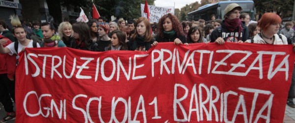 1939: più di 1200 studenti cecoslovacchi e i loro insegnanti, che si opponevano alla guerra, furono uccisi dal regime nazista
1973: un carro armato abbattè il politecnico di Atene per reprimere la rivolta studentesca contro la   dittatura militare.
1989: in Cecoslovacchia la commemorazione del ’39 divenne l’inizio della rivolta contro il regime.
2011: giornata mondiale per [...]