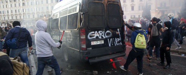 Proviamo a offrire degli spunti di riflessione sulla manifestazione del 15 ottobre a Roma. Una data che sicuramente non ha soddisfatto tutte le potenzialità che portava e ha mostrato i limiti nell’innestare quella mobilitazione dal basso che si sta dispiegando a livello mondiale.
Nonostante le divergenze su alcune pratiche di piazza e l’eterogeneità nell’affrontare certe situazioni [...]