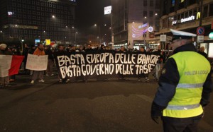 lo striscione di forza nuova in testa al corteo dei forconi a Milano